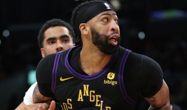 华体会官方网站-轰41+11+6！最强浓眉统治比赛 湖人还得靠他来扛