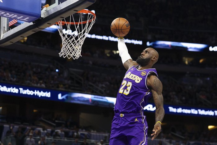 huatihui-詹姆斯因左脚伤缺战雷霆，湖人四天三赛调整负荷|勒布朗|俄克拉荷马雷霆队|达拉斯独行侠队|洛杉矶湖人队|斯特林-布朗_新浪体育_新浪新闻